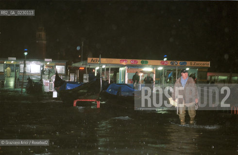 Caption: Nome:..ALTA MAREA..HIGHT TIDE..Localizzazione:..VENEZIA / S. MARCO / RIVA DEGLI SCHIAVONI..Soggetto:..RIVA DEGLI SCHIAVONI DI NOTTE CON LACQUA ALTA / GONDOLE..Cronologia:......Autore:......Stile:......Editori Stampatori:......Committenza:......Materia e Tecnica:......Collocazione:......Note:....Riproduzione Fotografica:..Graziano Arici/Rosebud2 ...Copyright:..Graziano Arici / rosebud2/....Data:..6/11/2000....Costo:..A....Key:..ACQUA ALTA..HIGHT TIDE