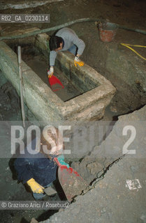 Localizzazione:..VENEZIA / S. MARCO..Oggetto:..Soggetto:..SCAVI ESEGUITI NELLA CHIESA DI S.SAMUELE..ARCHEOLOGIA..Cronologia: ..TOMBE DEL XVI SEC., PAVUMENTI DELLE PRECEDENTI CHIESE DEL XV E XIV SEC...Definizione Culturale:..   Autore: ..   Stile: ..   Editori/Stampatori:..   Committenza:..Materia e Tecnica:..Collocazione:..Note:....Riproduzione Fotografica:..Graziano Arici/Rosebud2 .Copyright:..Graziano Arici/Rosebud2 .Data:..aprile 2001..Costo:..A