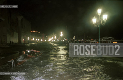 Caption: Nome:..ALTA MAREA..HIGHT TIDE..Localizzazione:..VENEZIA / S. MARCO / PIAZZA S. MARCO..VENICE / ST. MARK  / ST. MARK S SQUARE..Soggetto:..PIAZZA S. MARCO DI NOTTE CON LACQUA ALTA / SEDIE..S. MARK S SQUARE IN THE NIGHT DURING THE HIGHT TIDE / CHAIRS..Cronologia:......Autore:......Stile:......Editori Stampatori:......Committenza:......Materia e Tecnica:......Collocazione:......Note:....Riproduzione Fotografica:..Graziano Arici/Rosebud2 ...Copyright:..Graziano Arici / rosebud2/....Data:..6/11/2000....Costo:..A....Key:..ACQUA ALTA..HIGHT TIDE
