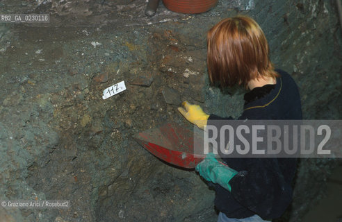 Localizzazione:..VENEZIA / S. MARCO..Oggetto:..Soggetto:..SCAVI ESEGUITI NELLA CHIESA DI S.SAMUELE..ARCHEOLOGIA..Cronologia: ..TOMBE DEL XVI SEC., PAVUMENTI DELLE PRECEDENTI CHIESE DEL XV E XIV SEC...Definizione Culturale:..   Autore: ..   Stile: ..   Editori/Stampatori:..   Committenza:..Materia e Tecnica:..Collocazione:..Note:....Riproduzione Fotografica:..Graziano Arici/Rosebud2 .Copyright:..Graziano Arici/Rosebud2 .Data:..aprile 2001..Costo:..A