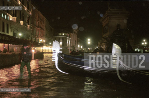 Caption: Nome:..ALTA MAREA..HIGHT TIDE..Localizzazione:..VENEZIA / S. MARCO / RIVA DEGLI SCHIAVONI..Soggetto:..RIVA DEGLI SCHIAVONI DI NOTTE CON LACQUA ALTA / GONDOLE..Cronologia:......Autore:......Stile:......Editori Stampatori:......Committenza:......Materia e Tecnica:......Collocazione:......Note:....Riproduzione Fotografica:..Graziano Arici/Rosebud2 ...Copyright:..Graziano Arici / rosebud2/....Data:..6/11/2000....Costo:..A....Key:..ACQUA ALTA..HIGHT TIDE