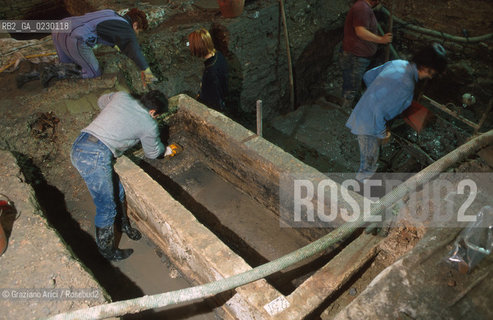 Localizzazione:..VENEZIA / S. MARCO..Oggetto:..Soggetto:..SCAVI ESEGUITI NELLA CHIESA DI S.SAMUELE..ARCHEOLOGIA..Cronologia: ..TOMBE DEL XVI SEC., PAVUMENTI DELLE PRECEDENTI CHIESE DEL XV E XIV SEC...Definizione Culturale:..   Autore: ..   Stile: ..   Editori/Stampatori:..   Committenza:..Materia e Tecnica:..Collocazione:..Note:....Riproduzione Fotografica:..Graziano Arici/Rosebud2 .Copyright:..Graziano Arici/Rosebud2 .Data:..aprile 2001..Costo:..A