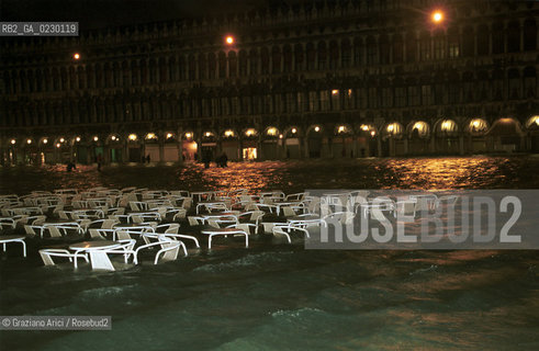 Caption: Nome:..ALTA MAREA..HIGHT TIDE..Localizzazione:..VENEZIA / S. MARCO / PIAZZA S. MARCO..VENICE / ST. MARK  / ST. MARK S SQUARE..Soggetto:..PIAZZA S. MARCO DI NOTTE CON LACQUA ALTA / SEDIE..S. MARK S SQUARE IN THE NIGHT DURING THE HIGHT TIDE / CHAIRS..Cronologia:......Autore:......Stile:......Editori Stampatori:......Committenza:......Materia e Tecnica:......Collocazione:......Note:....Riproduzione Fotografica:..Graziano Arici/Rosebud2 ...Copyright:..Graziano Arici / rosebud2/....Data:..6/11/2000....Costo:..A....Key:..ACQUA ALTA..HIGHT TIDE
