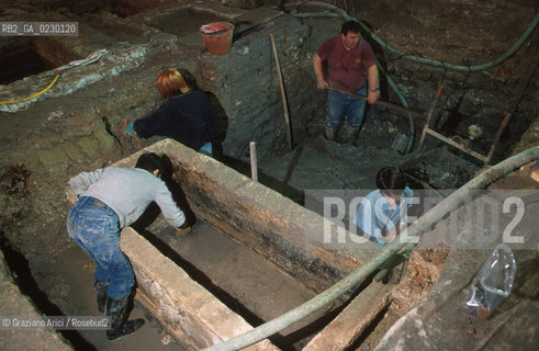 Localizzazione:..VENEZIA / S. MARCO..Oggetto:..Soggetto:..SCAVI ESEGUITI NELLA CHIESA DI S.SAMUELE..ARCHEOLOGIA..Cronologia: ..TOMBE DEL XVI SEC., PAVUMENTI DELLE PRECEDENTI CHIESE DEL XV E XIV SEC...Definizione Culturale:..   Autore: ..   Stile: ..   Editori/Stampatori:..   Committenza:..Materia e Tecnica:..Collocazione:..Note:....Riproduzione Fotografica:..Graziano Arici/Rosebud2 .Copyright:..Graziano Arici/Rosebud2 .Data:..aprile 2001..Costo:..A