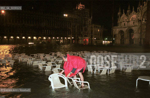 Caption: Nome:..ALTA MAREA..HIGHT TIDE..Localizzazione:..VENEZIA / S. MARCO / PIAZZA S. MARCO..VENICE / ST. MARK  / ST. MARK S SQUARE..Soggetto:..PIAZZA S. MARCO DI NOTTE CON LACQUA ALTA / SEDIE..S. MARK S SQUARE IN THE NIGHT DURING THE HIGHT TIDE / CHAIRS..Cronologia:......Autore:......Stile:......Editori Stampatori:......Committenza:......Materia e Tecnica:......Collocazione:......Note:....Riproduzione Fotografica:..Graziano Arici/Rosebud2 ...Copyright:..Graziano Arici / rosebud2/....Data:..6/11/2000....Costo:..A....Key:..ACQUA ALTA..HIGHT TIDE