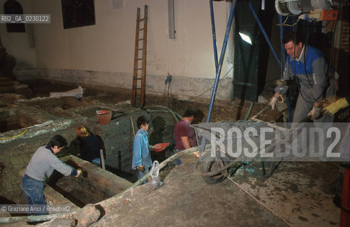 Localizzazione:..VENEZIA / S. MARCO..Oggetto:..Soggetto:..SCAVI ESEGUITI NELLA CHIESA DI S.SAMUELE..ARCHEOLOGIA..Cronologia: ..TOMBE DEL XVI SEC., PAVUMENTI DELLE PRECEDENTI CHIESE DEL XV E XIV SEC...Definizione Culturale:..   Autore: ..   Stile: ..   Editori/Stampatori:..   Committenza:..Materia e Tecnica:..Collocazione:..Note:....Riproduzione Fotografica:..Graziano Arici/Rosebud2 .Copyright:..Graziano Arici/Rosebud2 .Data:..aprile 2001..Costo:..A