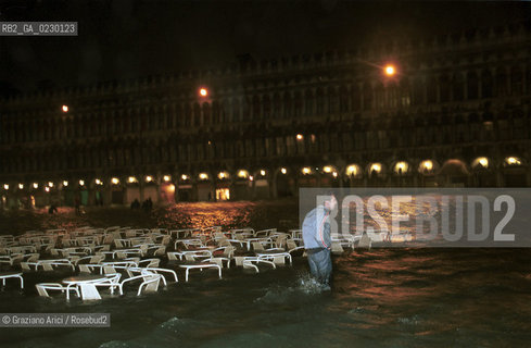 Caption: Nome:..ALTA MAREA..HIGHT TIDE..Localizzazione:..VENEZIA / S. MARCO / PIAZZA S. MARCO..VENICE / ST. MARK  / ST. MARK S SQUARE..Soggetto:..PIAZZA S. MARCO DI NOTTE CON LACQUA ALTA / SEDIE..S. MARK S SQUARE IN THE NIGHT DURING THE HIGHT TIDE / CHAIRS..Cronologia:......Autore:......Stile:......Editori Stampatori:......Committenza:......Materia e Tecnica:......Collocazione:......Note:....Riproduzione Fotografica:..Graziano Arici/Rosebud2 ...Copyright:..Graziano Arici / rosebud2/....Data:..6/11/2000....Costo:..A....Key:..ACQUA ALTA..HIGHT TIDE