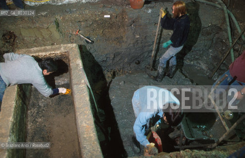 Localizzazione:..VENEZIA / S. MARCO..Oggetto:..Soggetto:..SCAVI ESEGUITI NELLA CHIESA DI S.SAMUELE..ARCHEOLOGIA..Cronologia: ..TOMBE DEL XVI SEC., PAVUMENTI DELLE PRECEDENTI CHIESE DEL XV E XIV SEC...Definizione Culturale:..   Autore: ..   Stile: ..   Editori/Stampatori:..   Committenza:..Materia e Tecnica:..Collocazione:..Note:....Riproduzione Fotografica:..Graziano Arici/Rosebud2 .Copyright:..Graziano Arici/Rosebud2 .Data:..aprile 2001..Costo:..A