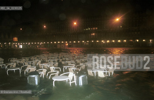 Caption: Nome:..ALTA MAREA..HIGHT TIDE..Localizzazione:..VENEZIA / S. MARCO / PIAZZA S. MARCO..VENICE / ST. MARK  / ST. MARK S SQUARE..Soggetto:..PIAZZA S. MARCO DI NOTTE CON LACQUA ALTA / SEDIE..S. MARK S SQUARE IN THE NIGHT DURING THE HIGHT TIDE / CHAIRS..Cronologia:......Autore:......Stile:......Editori Stampatori:......Committenza:......Materia e Tecnica:......Collocazione:......Note:....Riproduzione Fotografica:..Graziano Arici/Rosebud2 ...Copyright:..Graziano Arici / rosebud2/....Data:..6/11/2000....Costo:..A....Key:..ACQUA ALTA..HIGHT TIDE