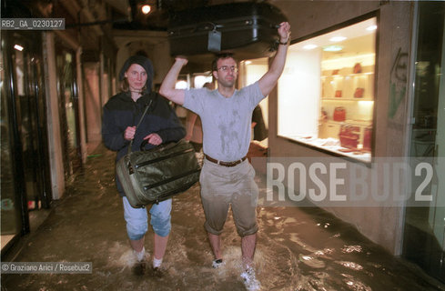 Caption: Nome:..ALTA MAREA..HIGHT TIDE..Localizzazione:..VENEZIA / S. MARCO /MERCERIE..VENICE / ST. MARK  / MERCERIE..Soggetto:..MERCERIE DI NOTTE CON LACQUA ALTA / TURISTI / VALIGIA..MERCERIE IN THE NIGHT DURING THE HIGHT TIDE / TURISTI ..Cronologia:......Autore:......Stile:......Editori Stampatori:......Committenza:......Materia e Tecnica:......Collocazione:......Note:....Riproduzione Fotografica:..Graziano Arici/Rosebud2 ...Copyright:..Graziano Arici / rosebud2/....Data:..6/11/2000....Costo:..A....Key:..ACQUA ALTA..HIGHT TIDE
