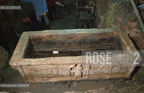 Localizzazione:..VENEZIA / S. MARCO..Oggetto:..Soggetto:..SCAVI ESEGUITI NELLA CHIESA DI S.SAMUELE..ARCHEOLOGIA..Cronologia: ..TOMBE DEL XVI SEC., PAVUMENTI DELLE PRECEDENTI CHIESE DEL XV E XIV SEC...Definizione Culturale:..   Autore: ..   Stile: ..   Editori/Stampatori:..   Committenza:..Materia e Tecnica:..Collocazione:..Note:....Riproduzione Fotografica:..Graziano Arici/Rosebud2 .Copyright:..Graziano Arici/Rosebud2 .Data:..aprile 2001..Costo:..A