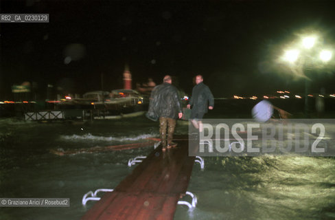 Caption: Nome:..ALTA MAREA..HIGHT TIDE..Localizzazione:..VENEZIA / S. MARCO / PIAZZA S. MARCO..VENICE / ST. MARK  / ST. MARK S SQUARE..Soggetto:..PIAZZA S. MARCO DI NOTTE CON LACQUA ALTA / SEDIE..S. MARK S SQUARE IN THE NIGHT DURING THE HIGHT TIDE / CHAIRS..Cronologia:......Autore:......Stile:......Editori Stampatori:......Committenza:......Materia e Tecnica:......Collocazione:......Note:....Riproduzione Fotografica:..Graziano Arici/Rosebud2 ...Copyright:..Graziano Arici / rosebud2/....Data:..6/11/2000....Costo:..A....Key:..ACQUA ALTA..HIGHT TIDE