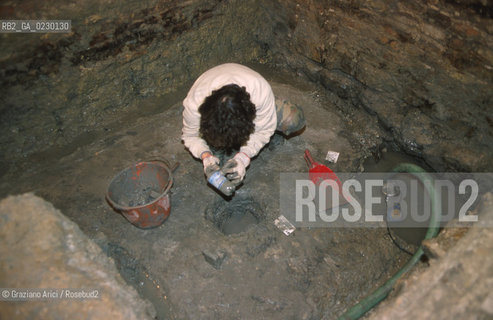 Localizzazione:..VENEZIA / S. MARCO..Oggetto:..Soggetto:..SCAVI ESEGUITI NELLA CHIESA DI S.SAMUELE..ARCHEOLOGIA..Cronologia: ..TOMBE DEL XVI SEC., PAVUMENTI DELLE PRECEDENTI CHIESE DEL XV E XIV SEC...Definizione Culturale:..   Autore: ..   Stile: ..   Editori/Stampatori:..   Committenza:..Materia e Tecnica:..Collocazione:..Note:....Riproduzione Fotografica:..Graziano Arici/Rosebud2 .Copyright:..Graziano Arici/Rosebud2 .Data:..aprile 2001..Costo:..A