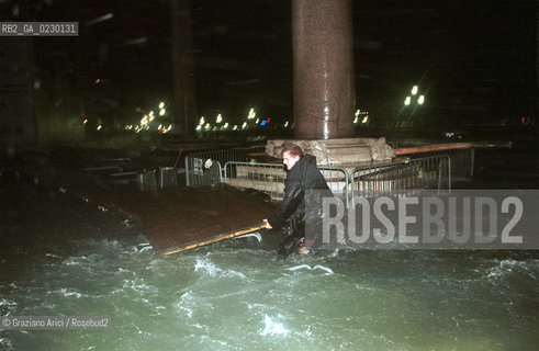 Caption: Nome:..ALTA MAREA..HIGHT TIDE..Localizzazione:..VENEZIA / S. MARCO / PIAZZA S. MARCO..VENICE / ST. MARK  / ST. MARK S SQUARE..Soggetto:..PIAZZA S. MARCO DI NOTTE CON LACQUA ALTA / SEDIE..S. MARK S SQUARE IN THE NIGHT DURING THE HIGHT TIDE / CHAIRS..Cronologia:......Autore:......Stile:......Editori Stampatori:......Committenza:......Materia e Tecnica:......Collocazione:......Note:....Riproduzione Fotografica:..Graziano Arici/Rosebud2 ...Copyright:..Graziano Arici / rosebud2/....Data:..6/11/2000....Costo:..A....Key:..ACQUA ALTA..HIGHT TIDE