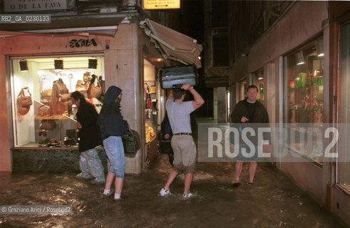 Caption: Nome:..ALTA MAREA..HIGHT TIDE..Localizzazione:..VENEZIA / S. MARCO /MERCERIE..VENICE / ST. MARK  / MERCERIE..Soggetto:..MERCERIE DI NOTTE CON LACQUA ALTA / TURISTI / VALIGIA..MERCERIE IN THE NIGHT DURING THE HIGHT TIDE / TURISTI ..Cronologia:......Autore:......Stile:......Editori Stampatori:......Committenza:......Materia e Tecnica:......Collocazione:......Note:....Riproduzione Fotografica:..Graziano Arici/Rosebud2 ...Copyright:..Graziano Arici / rosebud2/....Data:..6/11/2000....Costo:..A....Key:..ACQUA ALTA..HIGHT TIDE