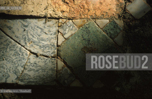 Localizzazione:..VENEZIA / S. MARCO..Oggetto:..Soggetto:..SCAVI ESEGUITI NELLA CHIESA DI S.SAMUELE..ARCHEOLOGIA..Cronologia: ..TOMBE DEL XVI SEC., PAVUMENTI DELLE PRECEDENTI CHIESE DEL XV E XIV SEC...Definizione Culturale:..   Autore: ..   Stile: ..   Editori/Stampatori:..   Committenza:..Materia e Tecnica:..Collocazione:..Note:....Riproduzione Fotografica:..Graziano Arici/Rosebud2 .Copyright:..Graziano Arici/Rosebud2 .Data:..aprile 2001..Costo:..A