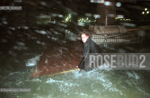 Caption: Nome:..ALTA MAREA..HIGHT TIDE..Localizzazione:..VENEZIA / S. MARCO / PIAZZA S. MARCO..VENICE / ST. MARK  / ST. MARK S SQUARE..Soggetto:..PIAZZA S. MARCO DI NOTTE CON LACQUA ALTA /..S. MARK S SQUARE IN THE NIGHT DURING THE HIGHT TIDE /..Cronologia:......Autore:......Stile:......Editori Stampatori:......Committenza:......Materia e Tecnica:......Collocazione:......Note:....Riproduzione Fotografica:..Graziano Arici/Rosebud2 ...Copyright:..Graziano Arici / rosebud2/....Data:..6/11/2000....Costo:..A....Key:..ACQUA ALTA..HIGHT TIDE