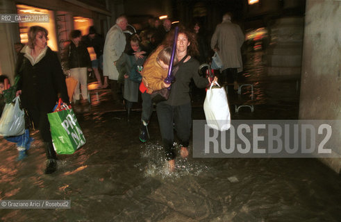 Caption: Nome:..ALTA MAREA..HIGHT TIDE..Localizzazione:..VENEZIA / S. MARCO / S;SALVADOR..VENICE / ST. MARK  / S.SALVADOR..Soggetto:..I NOTTE CON LACQUA ALTA ..IN THE NIGHT DURING THE HIGHT TIDE ..Cronologia:......Autore:......Stile:......Editori Stampatori:......Committenza:......Materia e Tecnica:......Collocazione:......Note:....Riproduzione Fotografica:..Graziano Arici/Rosebud2 ...Copyright:..Graziano Arici / rosebud2/....Data:..6/11/2000....Costo:..A....Key:..ACQUA ALTA..HIGHT TIDE
