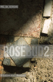 Localizzazione:..VENEZIA / S. MARCO..Oggetto:..Soggetto:..SCAVI ESEGUITI NELLA CHIESA DI S.SAMUELE..ARCHEOLOGIA..Cronologia: ..TOMBE DEL XVI SEC., PAVUMENTI DELLE PRECEDENTI CHIESE DEL XV E XIV SEC...Definizione Culturale:..   Autore: ..   Stile: ..   Editori/Stampatori:..   Committenza:..Materia e Tecnica:..Collocazione:..Note:....Riproduzione Fotografica:..Graziano Arici/Rosebud2 .Copyright:..Graziano Arici/Rosebud2 .Data:..aprile 2001..Costo:..A