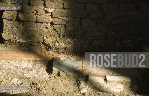 Localizzazione:..VENEZIA / S. MARCO..Oggetto:..Soggetto:..SCAVI ESEGUITI NELLA CHIESA DI S.SAMUELE..ARCHEOLOGIA..Cronologia: ..TOMBE DEL XVI SEC., PAVUMENTI DELLE PRECEDENTI CHIESE DEL XV E XIV SEC...Definizione Culturale:..   Autore: ..   Stile: ..   Editori/Stampatori:..   Committenza:..Materia e Tecnica:..Collocazione:..Note:....Riproduzione Fotografica:..Graziano Arici/Rosebud2 .Copyright:..Graziano Arici/Rosebud2 .Data:..aprile 2001..Costo:..A