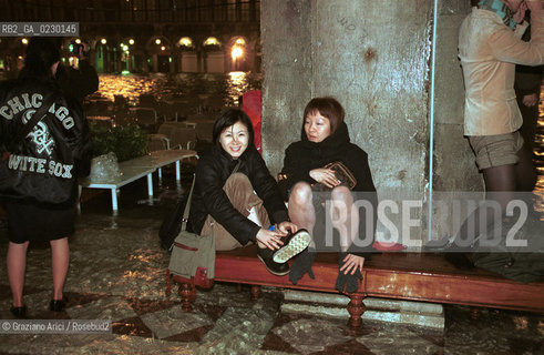 Caption: Nome:..ALTA MAREA..HIGHT TIDE..Localizzazione:..VENEZIA / S. MARCO / PIAZZA S. MARCO / TURISTI..VENICE / ST. MARK  / ST. MARK S SQUARE..Soggetto:..PIAZZA S. MARCO DI NOTTE CON LACQUA ALTA ..S. MARK S SQUARE IN THE NIGHT DURING THE HIGHT TIDE ..Cronologia:......Autore:......Stile:......Editori Stampatori:......Committenza:......Materia e Tecnica:......Collocazione:......Note:....Riproduzione Fotografica:..Graziano Arici/Rosebud2 ...Copyright:..Graziano Arici / rosebud2/....Data:..6/11/2000....Costo:..A....Key:..ACQUA ALTA..HIGHT TIDE