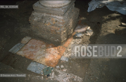 Localizzazione:..VENEZIA / S. MARCO..Oggetto:..Soggetto:..SCAVI ESEGUITI NELLA CHIESA DI S.SAMUELE..ARCHEOLOGIA..Cronologia: ..TOMBE DEL XVI SEC., PAVUMENTI DELLE PRECEDENTI CHIESE DEL XV E XIV SEC...Definizione Culturale:..   Autore: ..   Stile: ..   Editori/Stampatori:..   Committenza:..Materia e Tecnica:..Collocazione:..Note:....Riproduzione Fotografica:..Graziano Arici/Rosebud2 .Copyright:..Graziano Arici/Rosebud2 .Data:..aprile 2001..Costo:..A