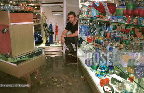 Caption: Nome:..ALTA MAREA..HIGHT TIDE..Localizzazione:..VENEZIA / S. MARCO / NEGOZIO DI VETRI..VENICE / ST. MARK  ..Soggetto:..NEGOZIO DI NOTTE CON LACQUA ALTA ..IN THE NIGHT DURING THE HIGHT TIDE..Cronologia:......Autore:......Stile:......Editori Stampatori:......Committenza:......Materia e Tecnica:......Collocazione:......Note:....Riproduzione Fotografica:..Graziano Arici/Rosebud2 ...Copyright:..Graziano Arici / rosebud2/....Data:..6/11/2000....Costo:..A....Key:..ACQUA ALTA..HIGHT TIDE