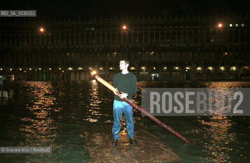 Caption: Nome:..ALTA MAREA..HIGHT TIDE..Localizzazione:..VENEZIA / S. MARCO / PIAZZA S. MARCO..VENICE / ST. MARK  / ST. MARK S SQUARE..Soggetto:..PIAZZA S. MARCO DI NOTTE CON LACQUA ALTA ..S. MARK S SQUARE IN THE NIGHT DURING THE HIGHT TIDE ..Cronologia:......Autore:......Stile:......Editori Stampatori:......Committenza:......Materia e Tecnica:......Collocazione:......Note:....Riproduzione Fotografica:..Graziano Arici/Rosebud2 ...Copyright:..Graziano Arici / rosebud2/....Data:..6/11/2000....Costo:..A....Key:..ACQUA ALTA..HIGHT TIDE