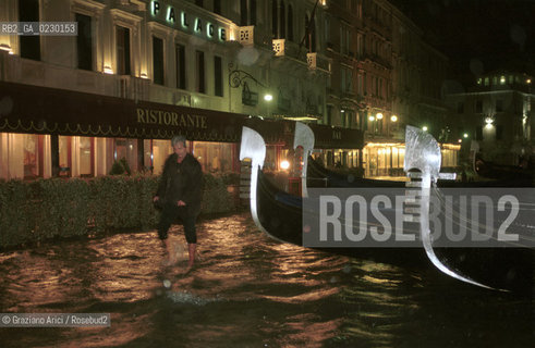 Caption: Nome:..ALTA MAREA..HIGHT TIDE..Localizzazione:..VENEZIA / S. MARCO / RIVA DEGLI SCHIAVONI..Soggetto:..RIVA DEGLI SCHIAVONI DI NOTTE CON LACQUA ALTA / GONDOLE..Cronologia:......Autore:......Stile:......Editori Stampatori:......Committenza:......Materia e Tecnica:......Collocazione:......Note:....Riproduzione Fotografica:..Graziano Arici/Rosebud2 ...Copyright:..Graziano Arici / rosebud2/....Data:..6/11/2000....Costo:..A....Key:..ACQUA ALTA..HIGHT TIDE