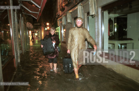 Caption: Nome:..ALTA MAREA..HIGHT TIDE..Localizzazione:..VENEZIA / S. MARCO /MERCERIE..VENICE / ST. MARK  / MERCERIE..Soggetto:..MERCERIE DI NOTTE CON LACQUA ALTA / TURISTI / VALIGIA..MERCERIE IN THE NIGHT DURING THE HIGHT TIDE / TURISTI ..Cronologia:......Autore:......Stile:......Editori Stampatori:......Committenza:......Materia e Tecnica:......Collocazione:......Note:....Riproduzione Fotografica:..Graziano Arici/Rosebud2 ...Copyright:..Graziano Arici / rosebud2/....Data:..6/11/2000....Costo:..A....Key:..ACQUA ALTA..HIGHT TIDE