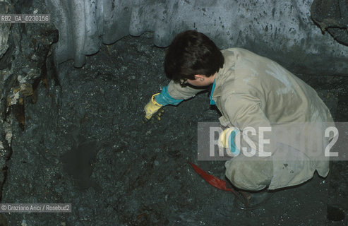 Localizzazione:..VENEZIA / S. MARCO..Oggetto:..Soggetto:..SCAVI ESEGUITI NELLA CHIESA DI S.SAMUELE..ARCHEOLOGIA..Cronologia: ..TOMBE DEL XVI SEC., PAVUMENTI DELLE PRECEDENTI CHIESE DEL XV E XIV SEC...Definizione Culturale:..   Autore: ..   Stile: ..   Editori/Stampatori:..   Committenza:..Materia e Tecnica:..Collocazione:..Note:....Riproduzione Fotografica:..Graziano Arici/Rosebud2 .Copyright:..Graziano Arici/Rosebud2 .Data:..aprile 2001..Costo:..A