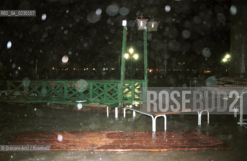 Caption: Nome:..ALTA MAREA..HIGHT TIDE..Localizzazione:..VENEZIA / S. MARCO / PIAZZA S. MARCO..VENICE / ST. MARK  / ST. MARK S SQUARE..Soggetto:..PIAZZA S. MARCO DI NOTTE CON LACQUA ALTA / SEDIE..S. MARK S SQUARE IN THE NIGHT DURING THE HIGHT TIDE / CHAIRS..Cronologia:......Autore:......Stile:......Editori Stampatori:......Committenza:......Materia e Tecnica:......Collocazione:......Note:....Riproduzione Fotografica:..Graziano Arici/Rosebud2 ...Copyright:..Graziano Arici / rosebud2/....Data:..6/11/2000....Costo:..A....Key:..ACQUA ALTA..HIGHT TIDE