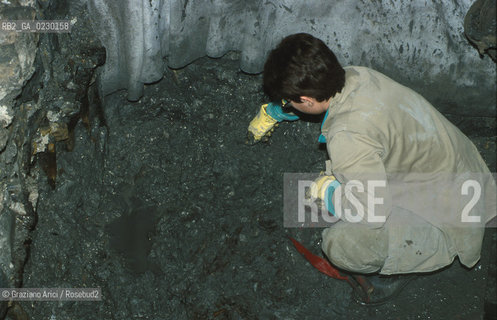 Localizzazione:..VENEZIA / S. MARCO..Oggetto:..Soggetto:..SCAVI ESEGUITI NELLA CHIESA DI S.SAMUELE..ARCHEOLOGIA..Cronologia: ..TOMBE DEL XVI SEC., PAVUMENTI DELLE PRECEDENTI CHIESE DEL XV E XIV SEC...Definizione Culturale:..   Autore: ..   Stile: ..   Editori/Stampatori:..   Committenza:..Materia e Tecnica:..Collocazione:..Note:....Riproduzione Fotografica:..Graziano Arici/Rosebud2 .Copyright:..Graziano Arici/Rosebud2 .Data:..aprile 2001..Costo:..A