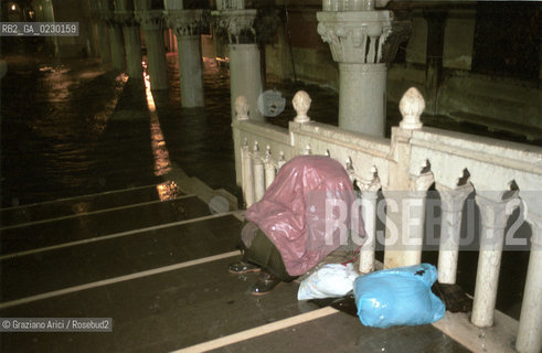 Caption: Nome:..ALTA MAREA..HIGHT TIDE..Localizzazione:..VENEZIA / S. MARCO / PIAZZA S. MARCO BARBONE GARCIA..VENICE / ST. MARK  / ST. MARK S SQUARE..Soggetto:..PIAZZA S. MARCO DI NOTTE CON LACQUA ALTA / SEDIE..S. MARK S SQUARE IN THE NIGHT DURING THE HIGHT TIDE / CHAIRS..Cronologia:......Autore:......Stile:......Editori Stampatori:......Committenza:......Materia e Tecnica:......Collocazione:......Note:....Riproduzione Fotografica:..Graziano Arici/Rosebud2 ...Copyright:..Graziano Arici / rosebud2/....Data:..6/11/2000....Costo:..A....Key:..ACQUA ALTA..HIGHT TIDE