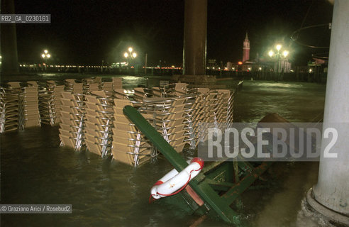 Caption: Nome:..ALTA MAREA..HIGHT TIDE..Localizzazione:..VENEZIA / S. MARCO / PIAZZA S. MARCO..VENICE / ST. MARK  / ST. MARK S SQUARE..Soggetto:..PIAZZA S. MARCO DI NOTTE CON LACQUA ALTA / SEDIE..S. MARK S SQUARE IN THE NIGHT DURING THE HIGHT TIDE / CHAIRS..Cronologia:......Autore:......Stile:......Editori Stampatori:......Committenza:......Materia e Tecnica:......Collocazione:......Note:....Riproduzione Fotografica:..Graziano Arici/Rosebud2 ...Copyright:..Graziano Arici / rosebud2/....Data:..6/11/2000....Costo:..A....Key:..ACQUA ALTA..HIGHT TIDE