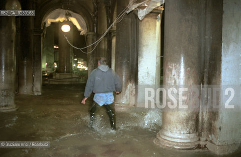 Caption: Nome:..ALTA MAREA..HIGHT TIDE..Localizzazione:..VENEZIA / S. MARCO / PIAZZA S. MARCO..VENICE / ST. MARK  / ST. MARK S SQUARE..Soggetto:..PIAZZA S. MARCO DI NOTTE CON LACQUA ALTA / SEDIE..S. MARK S SQUARE IN THE NIGHT DURING THE HIGHT TIDE / CHAIRS..Cronologia:......Autore:......Stile:......Editori Stampatori:......Committenza:......Materia e Tecnica:......Collocazione:......Note:....Riproduzione Fotografica:..Graziano Arici/Rosebud2 ...Copyright:..Graziano Arici / rosebud2/....Data:..6/11/2000....Costo:..A....Key:..ACQUA ALTA..HIGHT TIDE