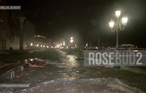 Caption: Nome:..ALTA MAREA..HIGHT TIDE..Localizzazione:..VENEZIA / S. MARCO / PIAZZA S. MARCO..VENICE / ST. MARK  / ST. MARK S SQUARE..Soggetto:..PIAZZA S. MARCO DI NOTTE CON LACQUA ALTA / SEDIE..S. MARK S SQUARE IN THE NIGHT DURING THE HIGHT TIDE / CHAIRS..Cronologia:......Autore:......Stile:......Editori Stampatori:......Committenza:......Materia e Tecnica:......Collocazione:......Note:....Riproduzione Fotografica:..Graziano Arici/Rosebud2 ...Copyright:..Graziano Arici / rosebud2/....Data:..6/11/2000....Costo:..A....Key:..ACQUA ALTA..HIGHT TIDE