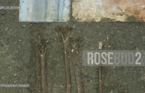 Localizzazione:..VENEZIA / S. MARCO..Oggetto:..Soggetto:..SCAVI ESEGUITI NELLA CHIESA DI S.SAMUELE..ARCHEOLOGIA..Cronologia: ..TOMBE DEL XVI SEC., PAVUMENTI DELLE PRECEDENTI CHIESE DEL XV E XIV SEC...Definizione Culturale:..   Autore: ..   Stile: ..   Editori/Stampatori:..   Committenza:..Materia e Tecnica:..Collocazione:..Note:....Riproduzione Fotografica:..Graziano Arici/Rosebud2 .Copyright:..Graziano Arici/Rosebud2 .Data:..aprile 2001..Costo:..A