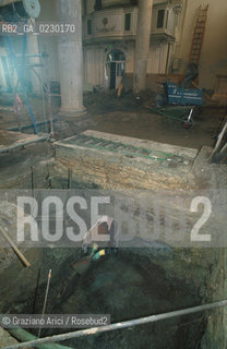 Localizzazione:..VENEZIA / S. MARCO..Oggetto:..Soggetto:..SCAVI ESEGUITI NELLA CHIESA DI S.SAMUELE..ARCHEOLOGIA..Cronologia: ..TOMBE DEL XVI SEC., PAVUMENTI DELLE PRECEDENTI CHIESE DEL XV E XIV SEC...Definizione Culturale:..   Autore: ..   Stile: ..   Editori/Stampatori:..   Committenza:..Materia e Tecnica:..Collocazione:..Note:....Riproduzione Fotografica:..Graziano Arici/Rosebud2 .Copyright:..Graziano Arici/Rosebud2 .Data:..aprile 2001..Costo:..A