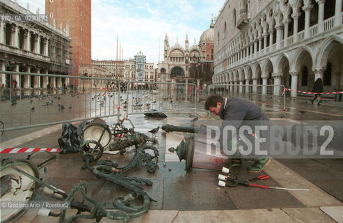 Caption: Nome:..ALTA MAREA..HIGHT TIDE..Localizzazione:..VENEZIA / S. MARCO / PIAZZA S. MARCO / LAMPIONE..VENICE / ST. MARK  / ST. MARK S SQUARE..Soggetto:..PIAZZA S. MARCO: DANNI DELLACQUA ALTA ....Cronologia:......Autore:......Stile:......Editori Stampatori:......Committenza:......Materia e Tecnica:......Collocazione:......Note:....Riproduzione Fotografica:..Graziano Arici/Rosebud2 ...Copyright:..Graziano Arici / rosebud2/....Data:..7/11/2000....Costo:..A....Key:..ACQUA ALTA..HIGHT TIDE