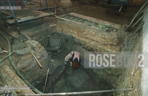 Localizzazione:..VENEZIA / S. MARCO..Oggetto:..Soggetto:..SCAVI ESEGUITI NELLA CHIESA DI S.SAMUELE..ARCHEOLOGIA..Cronologia: ..TOMBE DEL XVI SEC., PAVUMENTI DELLE PRECEDENTI CHIESE DEL XV E XIV SEC...Definizione Culturale:..   Autore: ..   Stile: ..   Editori/Stampatori:..   Committenza:..Materia e Tecnica:..Collocazione:..Note:....Riproduzione Fotografica:..Graziano Arici/Rosebud2 .Copyright:..Graziano Arici/Rosebud2 .Data:..aprile 2001..Costo:..A