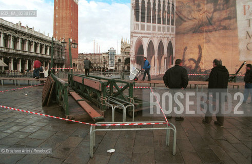 Caption: Nome:..ALTA MAREA..HIGHT TIDE..Localizzazione:..VENEZIA / S. MARCO / PIAZZA S. MARCO ..VENICE / ST. MARK  / ST. MARK S SQUARE..Soggetto:..PIAZZA S. MARCO: DANNI DELLACQUA ALTA ....Cronologia:......Autore:......Stile:......Editori Stampatori:......Committenza:......Materia e Tecnica:......Collocazione:......Note:....Riproduzione Fotografica:..Graziano Arici/Rosebud2 ...Copyright:..Graziano Arici / rosebud2/....Data:..7/11/2000....Costo:..A....Key:..ACQUA ALTA..HIGHT TIDE