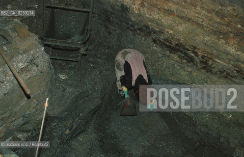 Localizzazione:..VENEZIA / S. MARCO..Oggetto:..Soggetto:..SCAVI ESEGUITI NELLA CHIESA DI S.SAMUELE..ARCHEOLOGIA..Cronologia: ..TOMBE DEL XVI SEC., PAVUMENTI DELLE PRECEDENTI CHIESE DEL XV E XIV SEC...Definizione Culturale:..   Autore: ..   Stile: ..   Editori/Stampatori:..   Committenza:..Materia e Tecnica:..Collocazione:..Note:....Riproduzione Fotografica:..Graziano Arici/Rosebud2 .Copyright:..Graziano Arici/Rosebud2 .Data:..aprile 2001..Costo:..A