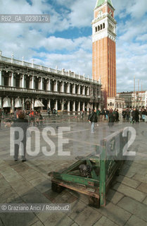 Caption: Nome:..ALTA MAREA..HIGHT TIDE..Localizzazione:..VENEZIA / S. MARCO / PIAZZA S. MARCO ..VENICE / ST. MARK  / ST. MARK S SQUARE..Soggetto:..PIAZZA S. MARCO: DANNI DELLACQUA ALTA ....Cronologia:......Autore:......Stile:......Editori Stampatori:......Committenza:......Materia e Tecnica:......Collocazione:......Note:....Riproduzione Fotografica:..Graziano Arici/Rosebud2 ...Copyright:..Graziano Arici / rosebud2/....Data:..7/11/2000....Costo:..A....Key:..ACQUA ALTA..HIGHT TIDE