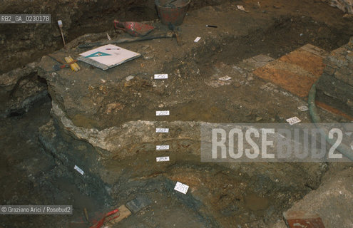 Localizzazione:..VENEZIA / S. MARCO..Oggetto:..Soggetto:..SCAVI ESEGUITI NELLA CHIESA DI S.SAMUELE..ARCHEOLOGIA..Cronologia: ..TOMBE DEL XVI SEC., PAVUMENTI DELLE PRECEDENTI CHIESE DEL XV E XIV SEC...Definizione Culturale:..   Autore: ..   Stile: ..   Editori/Stampatori:..   Committenza:..Materia e Tecnica:..Collocazione:..Note:....Riproduzione Fotografica:..Graziano Arici/Rosebud2 .Copyright:..Graziano Arici/Rosebud2 .Data:..aprile 2001..Costo:..A