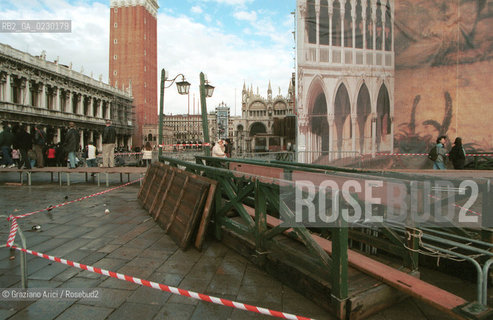Caption: Nome:..ALTA MAREA..HIGHT TIDE..Localizzazione:..VENEZIA / S. MARCO / PIAZZA S. MARCO ..VENICE / ST. MARK  / ST. MARK S SQUARE..Soggetto:..PIAZZA S. MARCO: DANNI DELLACQUA ALTA ....Cronologia:......Autore:......Stile:......Editori Stampatori:......Committenza:......Materia e Tecnica:......Collocazione:......Note:....Riproduzione Fotografica:..Graziano Arici/Rosebud2 ...Copyright:..Graziano Arici / rosebud2/....Data:..7/11/2000....Costo:..A....Key:..ACQUA ALTA..HIGHT TIDE