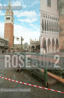 Caption: Nome:..ALTA MAREA..HIGHT TIDE..Localizzazione:..VENEZIA / S. MARCO / PIAZZA S. MARCO ..VENICE / ST. MARK  / ST. MARK S SQUARE..Soggetto:..PIAZZA S. MARCO: DANNI DELLACQUA ALTA ....Cronologia:......Autore:......Stile:......Editori Stampatori:......Committenza:......Materia e Tecnica:......Collocazione:......Note:....Riproduzione Fotografica:..Graziano Arici/Rosebud2 ...Copyright:..Graziano Arici / rosebud2/....Data:..7/11/2000....Costo:..A....Key:..ACQUA ALTA..HIGHT TIDE