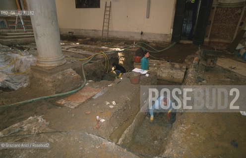 Localizzazione:..VENEZIA / S. MARCO..Oggetto:..Soggetto:..SCAVI ESEGUITI NELLA CHIESA DI S.SAMUELE..ARCHEOLOGIA..Cronologia: ..TOMBE DEL XVI SEC., PAVUMENTI DELLE PRECEDENTI CHIESE DEL XV E XIV SEC...Definizione Culturale:..   Autore: ..   Stile: ..   Editori/Stampatori:..   Committenza:..Materia e Tecnica:..Collocazione:..Note:....Riproduzione Fotografica:..Graziano Arici/Rosebud2 .Copyright:..Graziano Arici/Rosebud2 .Data:..aprile 2001..Costo:..A