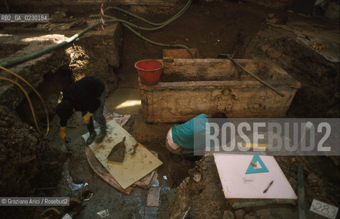 Localizzazione:..VENEZIA / S. MARCO..Oggetto:..Soggetto:..SCAVI ESEGUITI NELLA CHIESA DI S.SAMUELE..ARCHEOLOGIA..Cronologia: ..TOMBE DEL XVI SEC., PAVUMENTI DELLE PRECEDENTI CHIESE DEL XV E XIV SEC...Definizione Culturale:..   Autore: ..   Stile: ..   Editori/Stampatori:..   Committenza:..Materia e Tecnica:..Collocazione:..Note:....Riproduzione Fotografica:..Graziano Arici/Rosebud2 .Copyright:..Graziano Arici/Rosebud2 .Data:..aprile 2001..Costo:..A