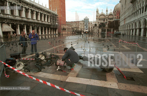 Nome:..ALTA MAREA..HIGHT TIDE..Localizzazione:..VENEZIA / S. MARCO / PIAZZA S. MARCO / LAMPIONE..VENICE / ST. MARK  / ST. MARK S SQUARE..Soggetto:..PIAZZA S. MARCO: DANNI DELLACQUA ALTA ....Cronologia:......Autore:......Stile:......Editori Stampatori:......Committenza:......Materia e Tecnica:......Collocazione:......Note:....Riproduzione Fotografica:..Graziano Arici/Rosebud2 ...Copyright:..Graziano Arici / rosebud2/....Data:..7/11/2000....Costo:..A....Key:..ACQUA ALTA..HIGHT TIDE